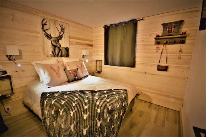 客房「Bergin」
床160x200 （记忆床垫）
电视
壁橱，可存放
 衣服
USB插头、阅读和闹钟。 