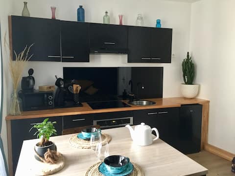 Beautiful refurbished 2-room apartment, at the foot of the Rock!