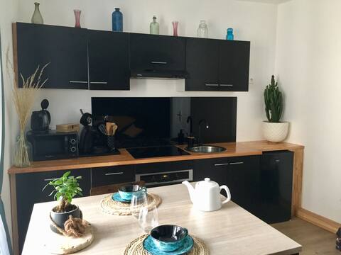 Beautiful refurbished 2-room apartment, at the foot of the Rock!