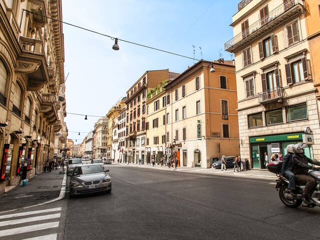 Spanish Steps Design Penthouse Private Terrace gallery image 4