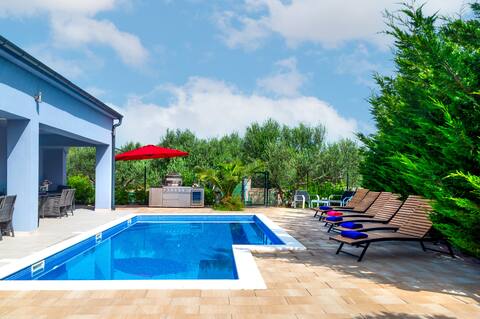 Apartment Lovre with pool