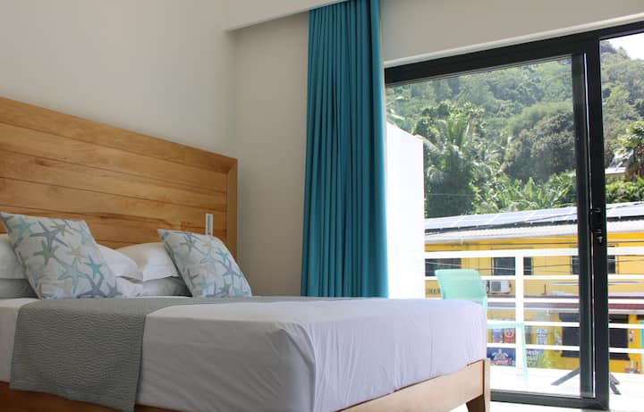 Habitación con vistas a la montaña y cama tamaño king