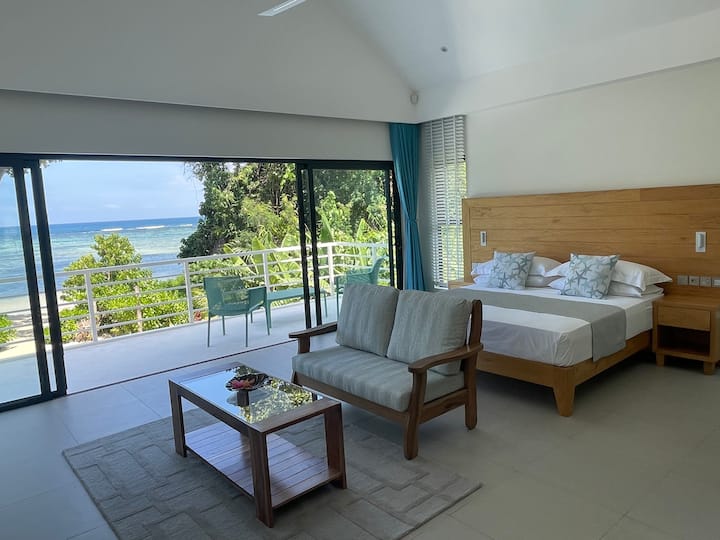 Zona de estar con vista al mar en el dormitorio principal con balcón privado