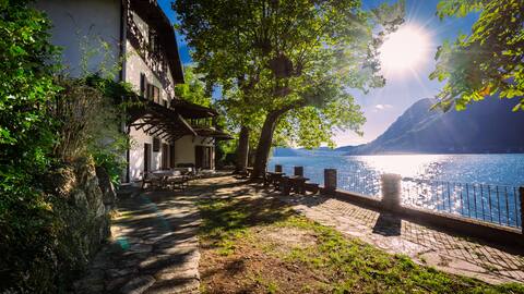 Secluded Cottage front Lake w/ BOAT