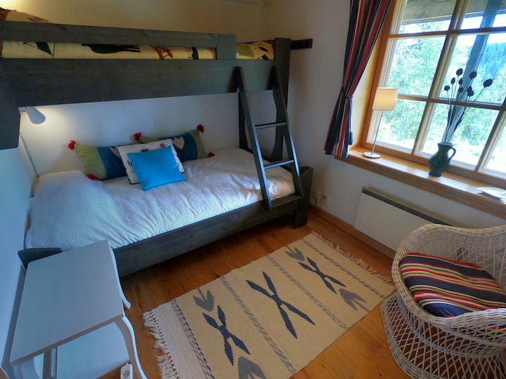 Cama en planta baja/sótano. 120 cm y 80 cm. 