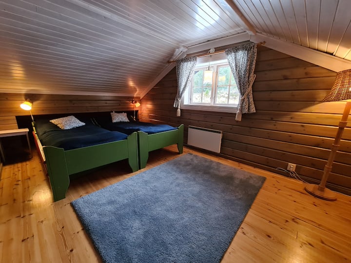 Dormitorio arriba. A la imagen exterior derecha hay una cabaña/vestidor para niños con 2 camas adicionales. También hay una cuna disponible. 
Fuera de la imagen también hay una cómoda para guardar ropa. 
