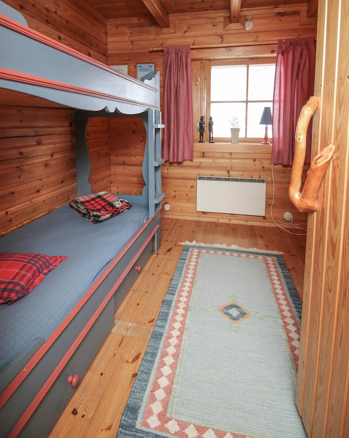 Dormitorio en la planta baja. Hay varios armarios en esta habitación para guardar ropa. 