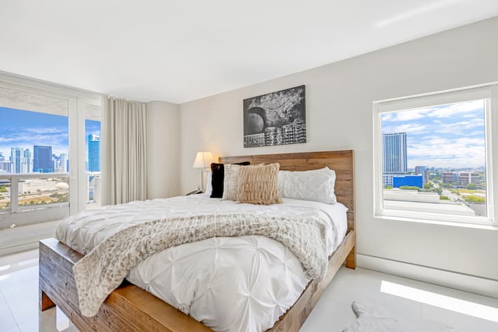 Bay Overlooking Condo | Downtown | Staycozy - Miami, FL