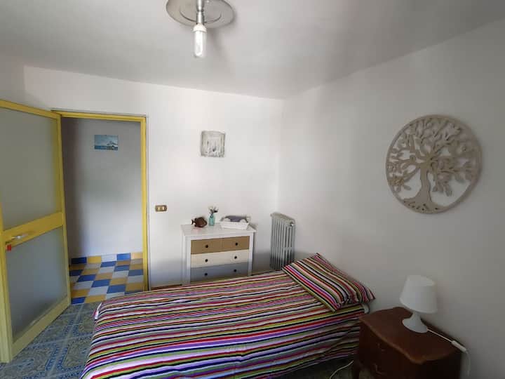 Chumba cha pili na vitanda viwili vya mtu mmoja.