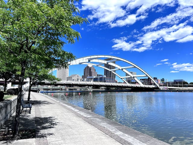 The Best of Roc City Living-Central to UR/CITY/RIT