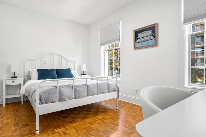 מיטת קווין סייז עם חדר ארונות