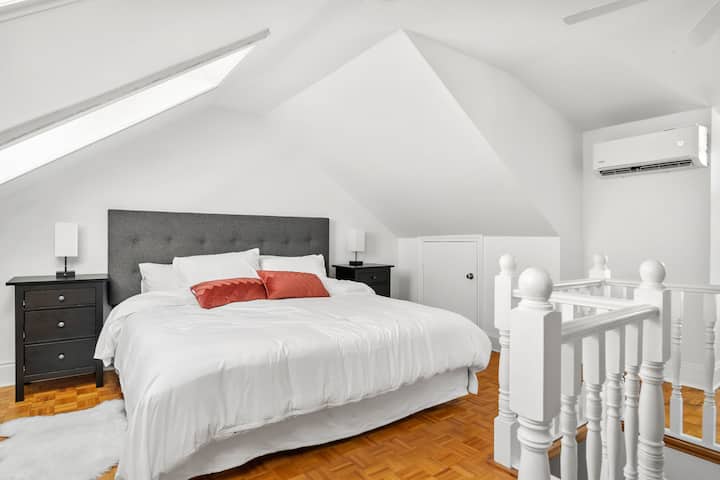 חדר שינה בלופט בקומה השלישית עם מיטת קינג סייז