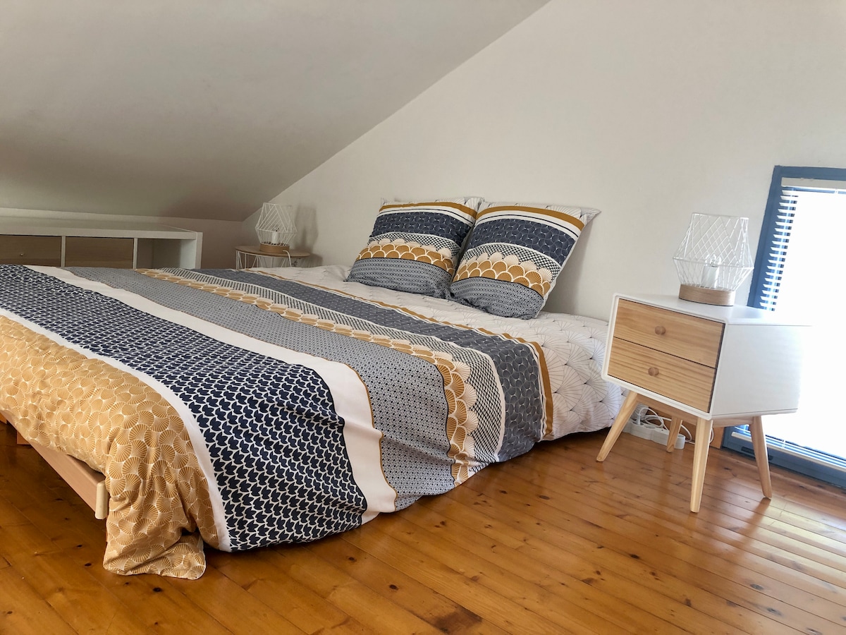 À la base 2 lits simples de 80cm de large avec possibilité d'en faire soit un grand lit de 160, soit deux petits lits séparés (différentes tailles de couettes disponibles sur place)