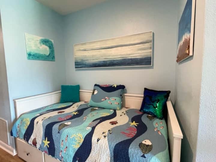 سرير نهاري مجاور للرواق. 