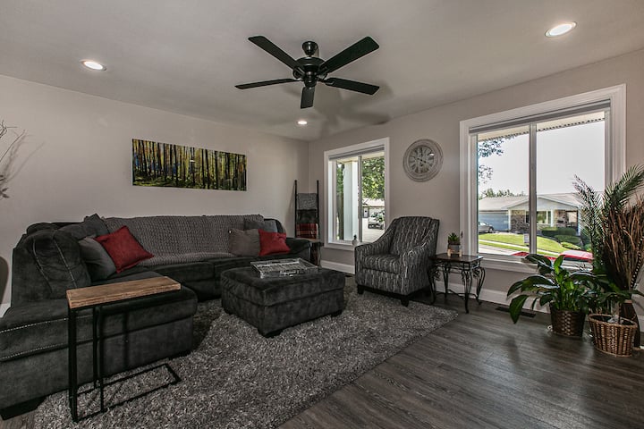 Amenities Galore In This Newly Updated Home! - Dubuque, IA