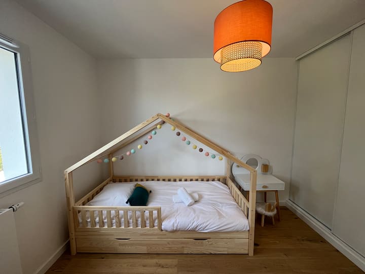 Საბავშვო ოთახი ორადგილიანი საწოლით (უჯრის საწოლით).