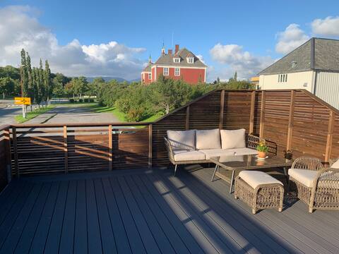 New 3 bedroom apartment with balcony. 300m from city center