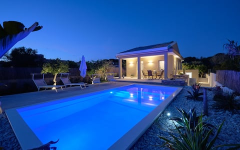 Teti, villa with heated pool 2 km from the beach