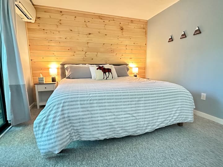 Основна спалня, сега оборудвана с двойно легло king платформа и оборудвана с чаршафи от бамбук „Уютна земя “. Основната спалня разполага и със собствен мини - сплит климатик/отопление, за да поддържа комфортна температура, когато спите.