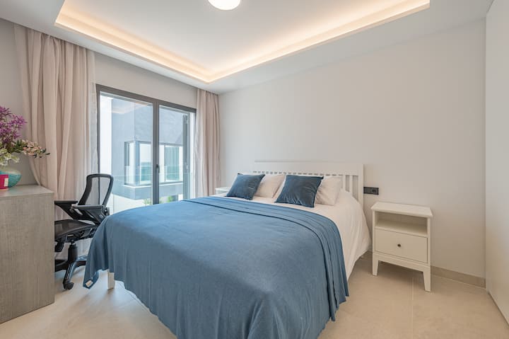 Chumba cha kulala mara mbili chenye kitanda cha sentimita 180. Mapazia meusi. Madirisha yenye urefu kamili juu ya kutazama maeneo ya jumuiya. Chumba hiki kina ukuta kamili wa wodi jumuishi. 