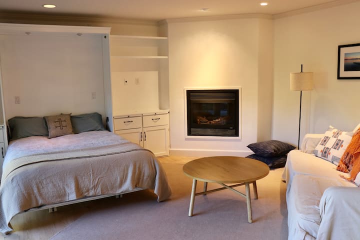 Lit queen size installé dans la tanière/le salon en bas