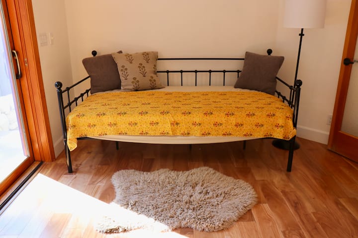 Lit jumeau à l'étage. Matelas de grande qualité et non toxique. Le matelas gonflable jumeau n'est pas illustré sur demande à l'avance. 