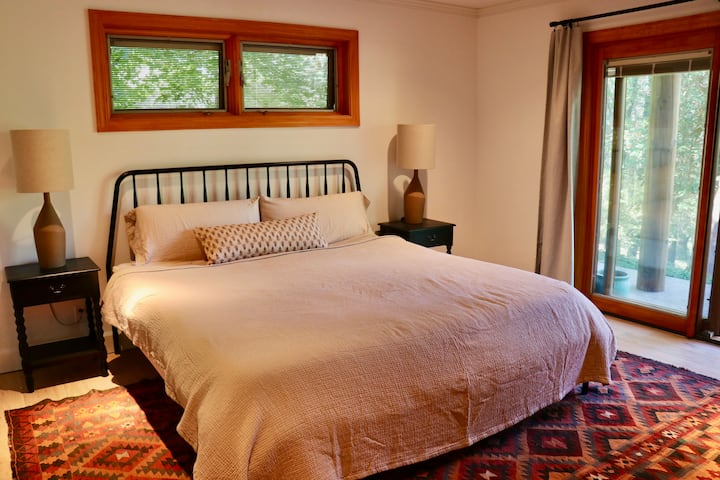 Chambre au rez-de-chaussée avec lit king