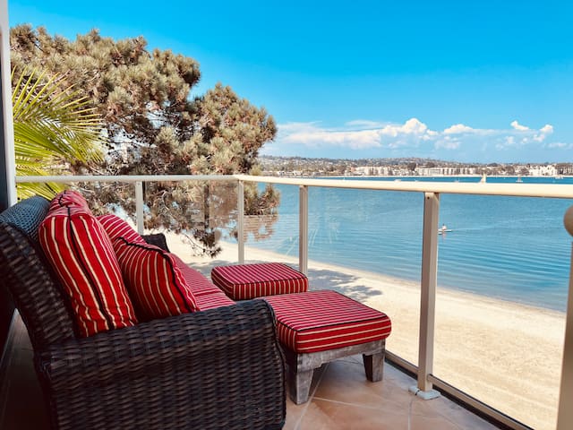 PRIME Waterfront Views, Parking, A/C, BBQ, Bikes!