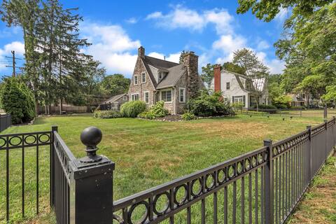 Walk to shopping- Charming Modern European cottage