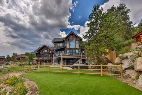 Lakefront Luxury! Hot Tub, Bunk Room, Private dock