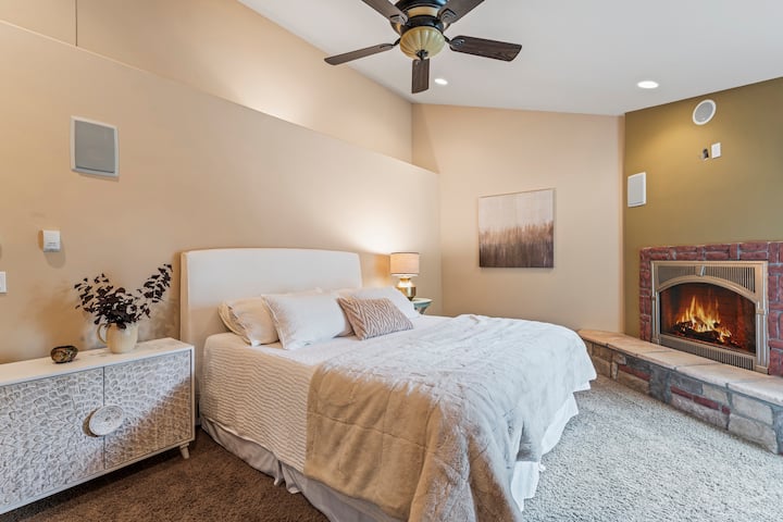 Dormitorio principal, chimenea y TV.