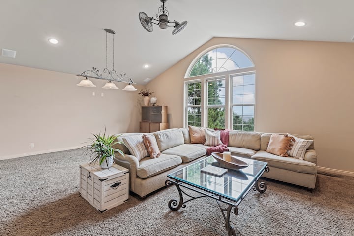 Sala de estar con televisor inteligente de 77 pulgadas