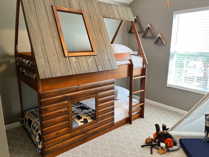 Log cabin bunk bed with lookouts for two