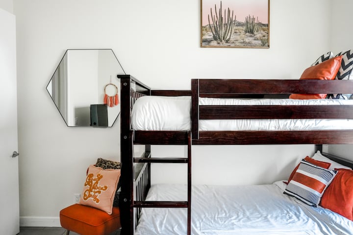 ¡Este dormitorio no solo cuenta con el hermoso paisaje de los desiertos altos y bajos, sino también una litera doble con sábanas de calidad y una selección especial de almohadas para que los sueños fluyan fácilmente!