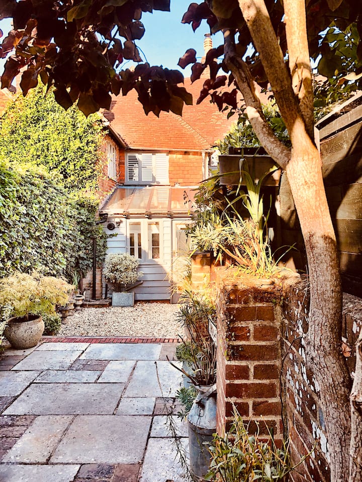 Charming Cosy Cottage - South Downs