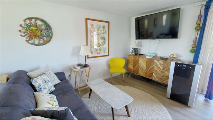 (Beachfront) 2br/2ba Cottage W/ Front & Back Deck - Truro, MA