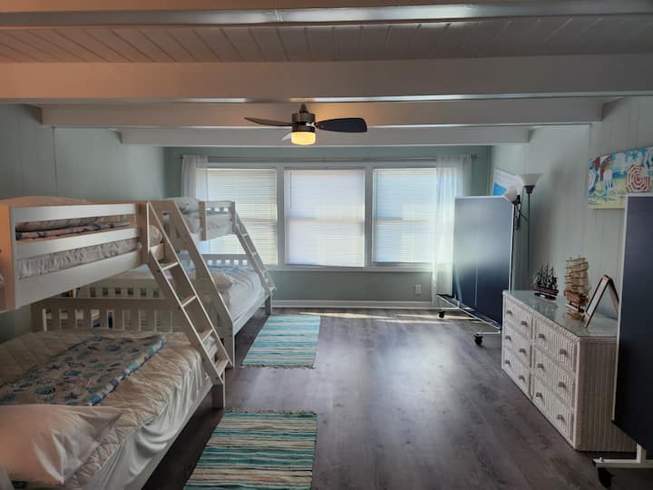 Ghorofa ya Tatu - Vitanda vya Ghorofa na  Ping Pong