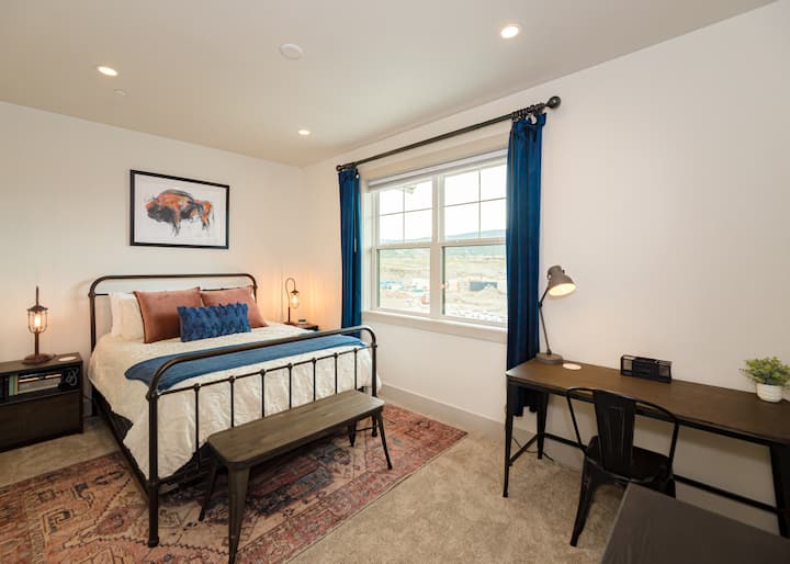 توفر غرفة الجاموس مساحة مخصصة للعمل مع إطلالة على منحدرات التزلج في مزرعة تزلج غرانبي.