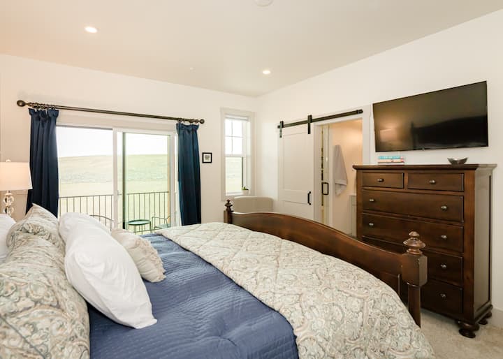 الجناح الرئيسي ، أو غرفة أشجار أسبن ، يميل نفسه إلى شروق شمس جميل على التلال والحقول على مسافة لأي واحد منكم يستيقظ مبكرًا!