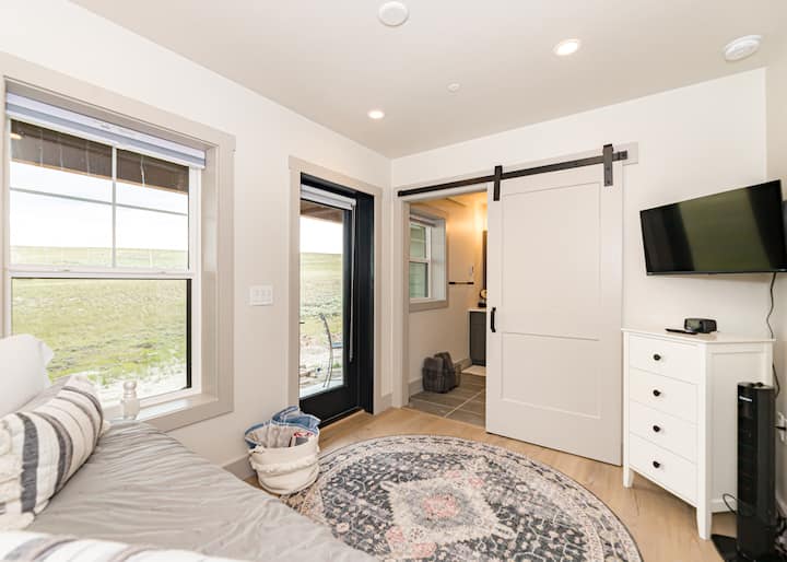 غرفة النوم في الطابق الرئيسي. يسحب سرير تراندل أيضًا للحصول على مساحة نوم إضافية للأطفال، أو يصل إلى سرير واحد بمقاس كبير.  تحتوي الخزانة على أسرّة إضافية بالإضافة إلى ألعاب ليستمتع بها الأطفال.