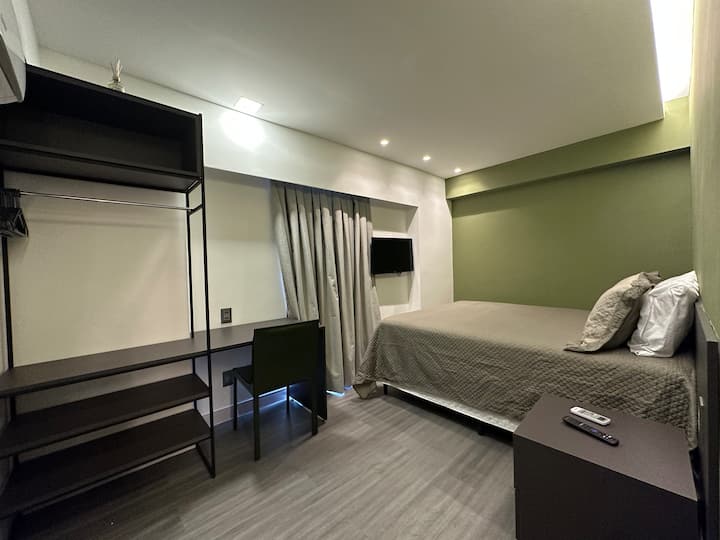 Chambre sociale 02. Lit queen. Avec télévision connectée. Climatisation. Balcon avec vue sur l'océan. 