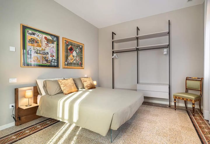 Eerste verdieping - 1e slaapkamer kingsize bed (200 x 170 cm)