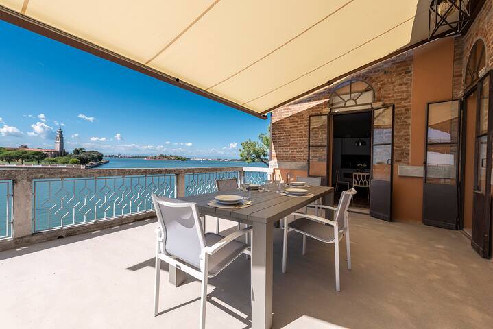 Ca’ delle Contesse – Luxe Waterfront Liberty Villa gallery image 2