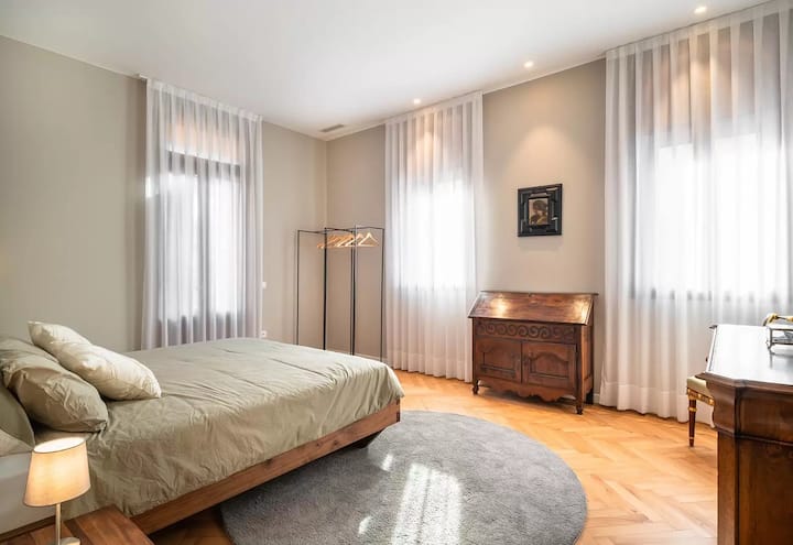 Eerste verdieping - 2e slaapkamer kingsize bed (180 x 200 cm)