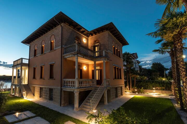 Ca’ delle Contesse – Luxe Waterfront Liberty Villa gallery image 4