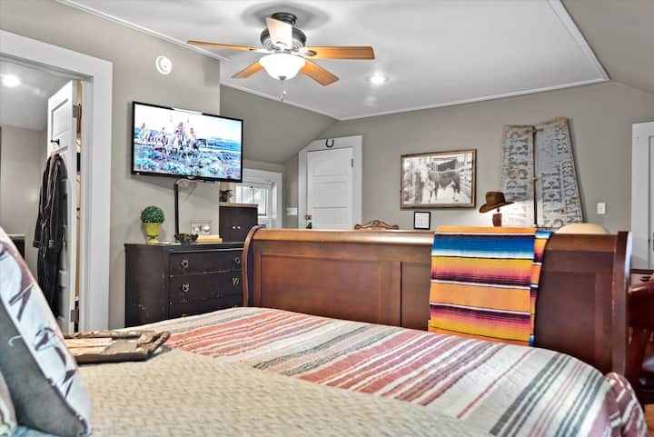 Glissez-vous dans votre lit de traîneau.
Avec une literie impeccable et une variété d'oreillers, vous profiterez certainement de bons Zzzzzzz