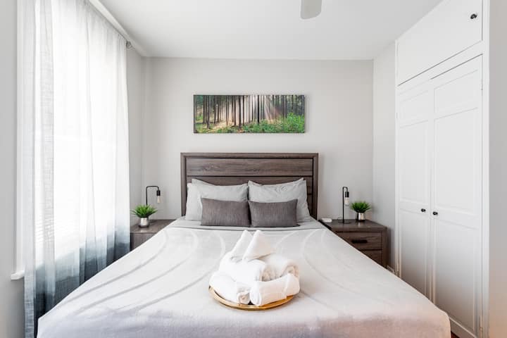 Spacious and elegant room with a relaxing atmosphere with soft lighting. Come and enjoy your stay!