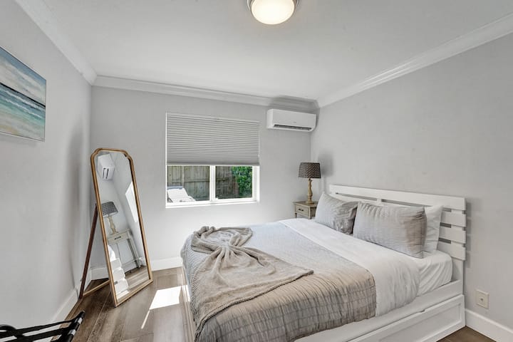 ห้องพักพร้อมเตียงควีนไซส์และเตียงคู่บนชั้นหลัก