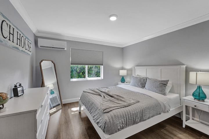 ห้องพักพร้อมเตียงควีนไซส์อยู่ชั้นหลัก