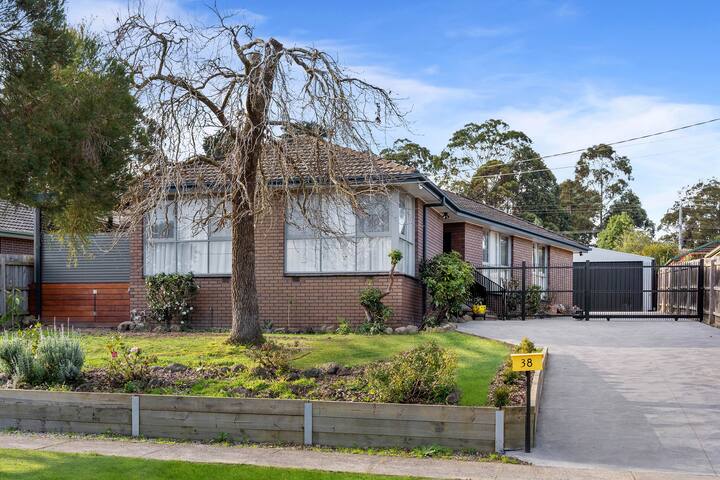 Sold Mooroolbark Pet Friendly 4 Bedroom House gallery image 3